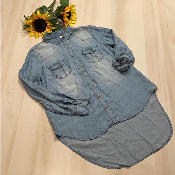 ⭐️RARE FIND⭐️LOVE 8 Hi-Low Denim Shirt - Picture 12 of 15